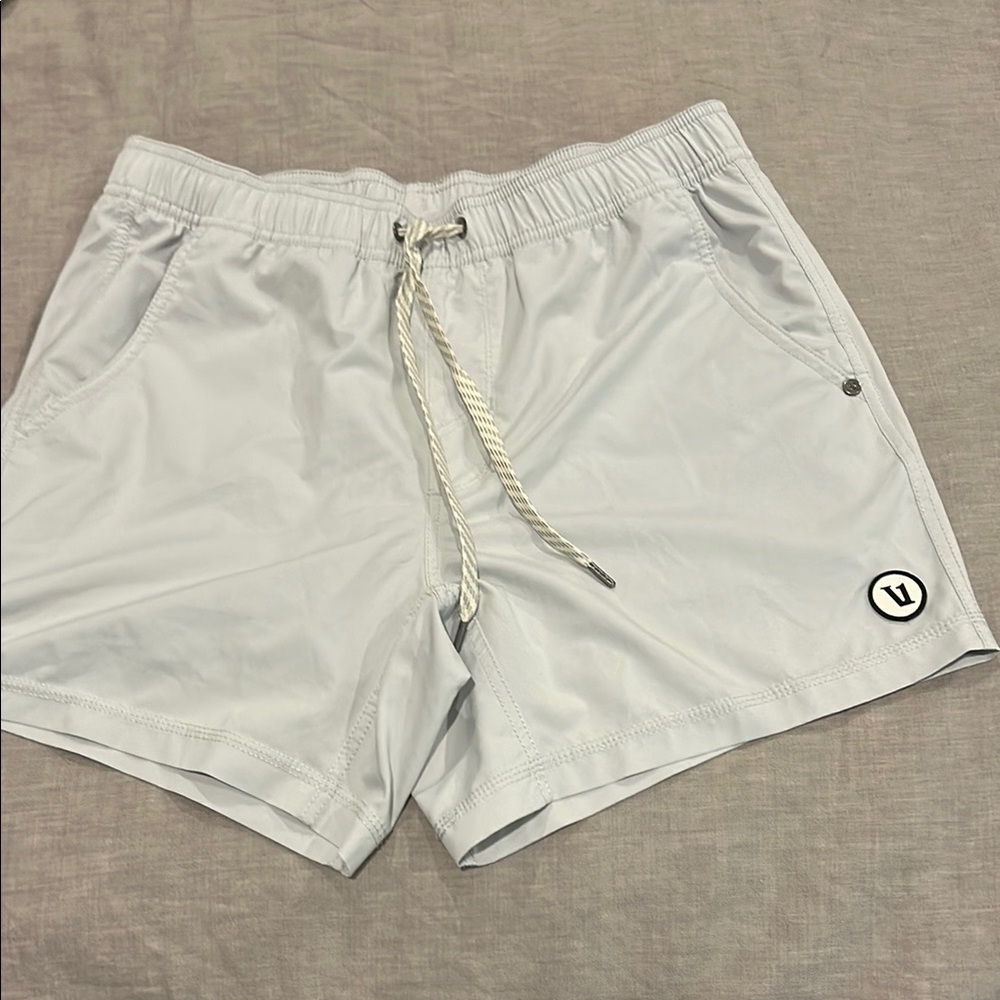 Vuori Kore 5” Shorts with Liner in Sky Grey EUC
